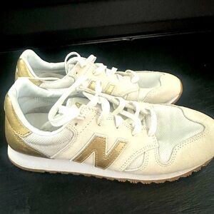 Women’s New Balance sneakers